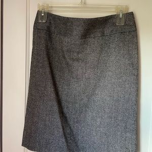 Banana Republic tweed pencil skirt with chunky back zipper. Size10.